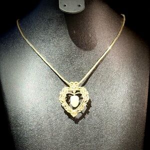 Elegant Gold Skull Heart Pendant Necklace